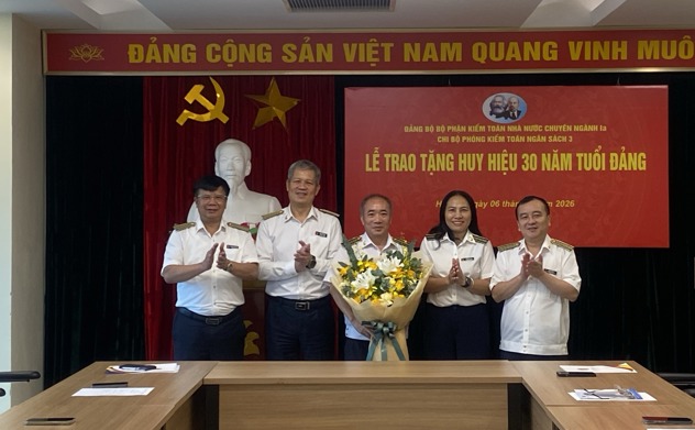 Đảng ủy bộ phận Kiểm toán nhà nước chuyên ngành Ia trao Huy hiệu 30 năm tuổi Đảng cho đảng viên